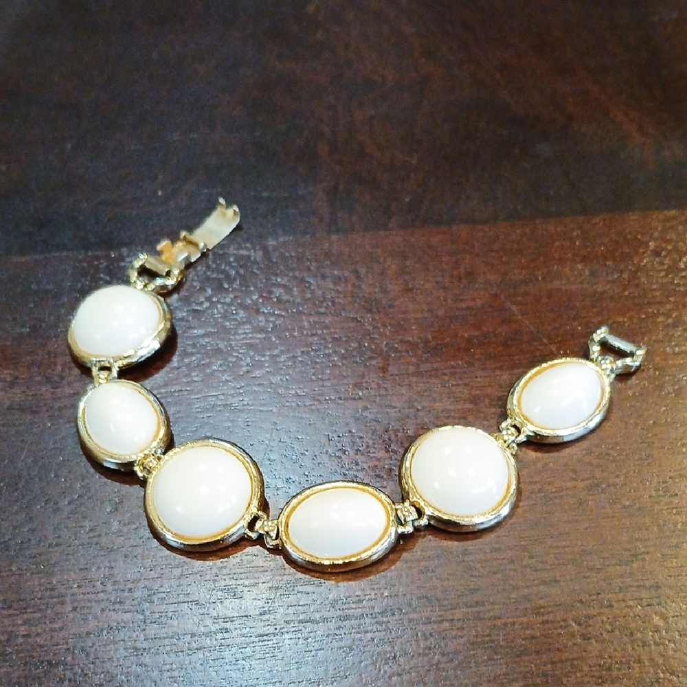 Sarah Coventry Gold and Cream Bracelet
